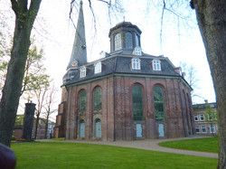 Die rückwärtige Ansicht  der Rellinger Kirche